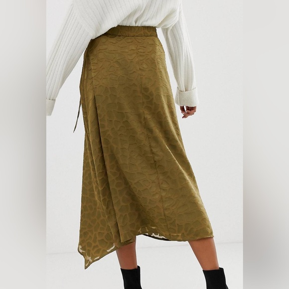ASOS DESIGN wrap midi skirt with D-ring belt in burnout satin size 4 - Picture 2 of 4